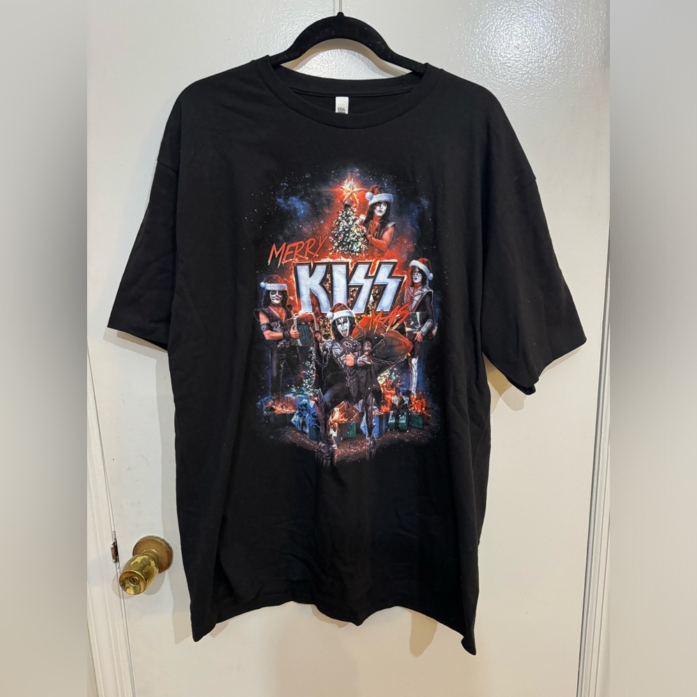 Merry KISSmas Tee